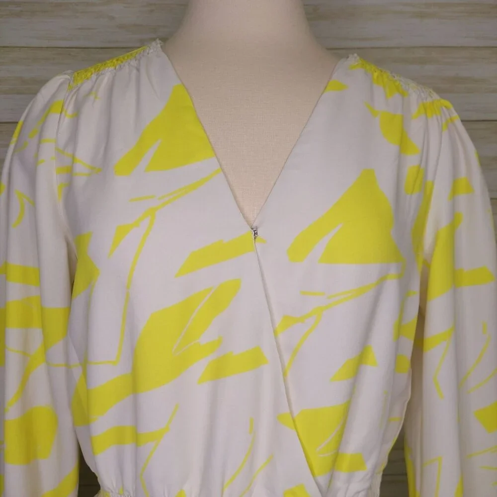 Vince Camuto Women's Yellow/White Abstract Print Smocked Ruffled Dress Size PM - Picture 4 of 12
